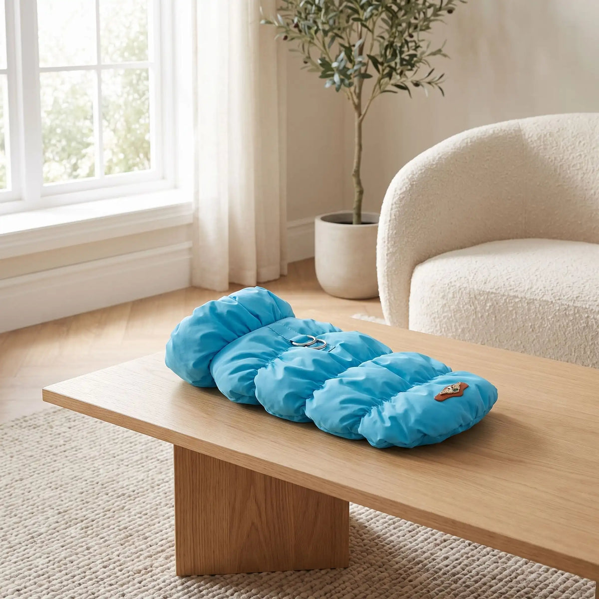 Démonstration du manteau bleu sur une table basse