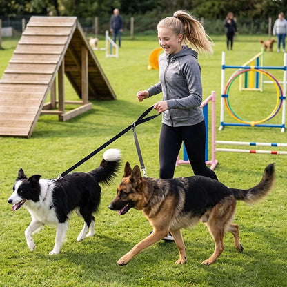Accouple chien​ jeune fille joggant avec son berger allemand et son berger australien avec l'accouple noir