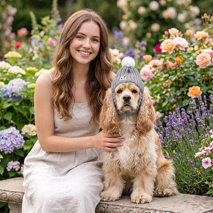 Bonnet pour chien​ cocker assis dans un jardin avec son bonnet gris et sa maitresse