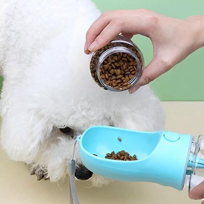 Gourde pour chien bichon entrain de se faire servir son repas dans la gamelle bleu incorporer