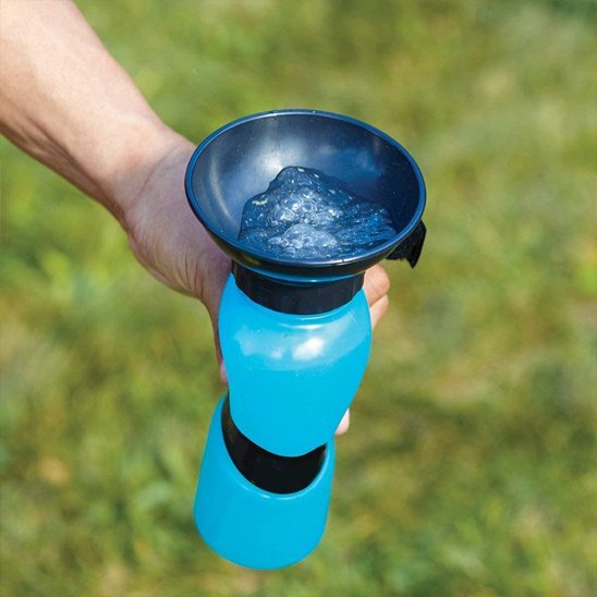 Gourde pour chien​ démonstration de la pousser de l'eau vers le haut de la gourde bleu