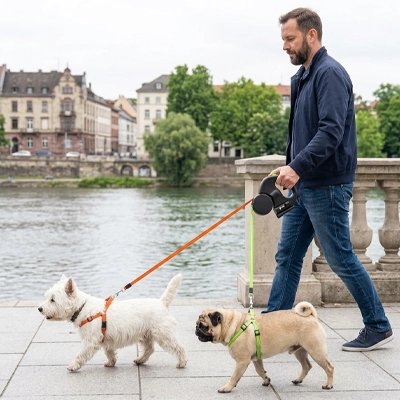 Laisse double pour Chien homme en promenade avec ses deux chien