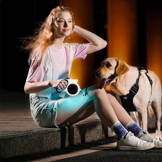 Laisse pour chien femme avec laisse et chien blanche et lumiere led
