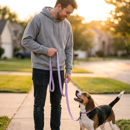Laisse pour Chien homme sur la rue pour la promenade avec son beagle et la laisse rose