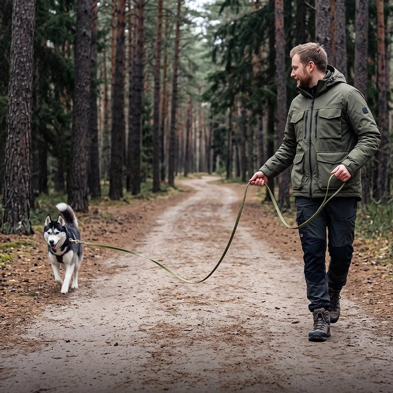 Longe pour Chien homme en balade avec son husky dans la foret avec la longe verte