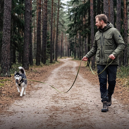 Longe pour Chien homme en balade avec son husky dans la foret avec la longe verte