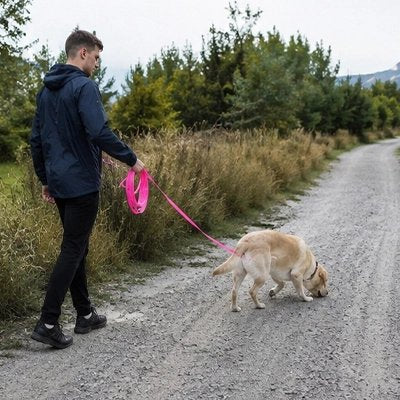Longe pour Chien homme sur la plage avec son labrador blond tenant la longe rose