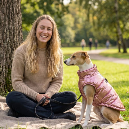 Manteau Chien gorky assis au parc avec son manteau rose avec sa maitresse