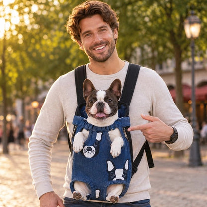 Sac a dos chien homme promenant son bull dog avec le sac a dos dans un parc