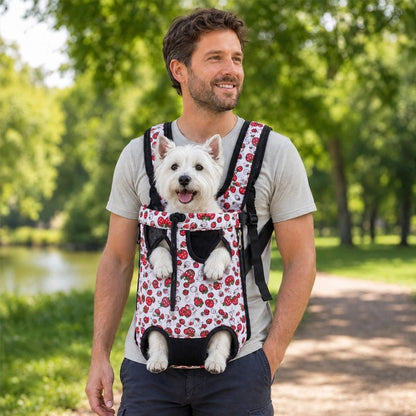 Sac a dos chien terrier blanc dans son sac a dos en promenade avec son maitre dans un parc 