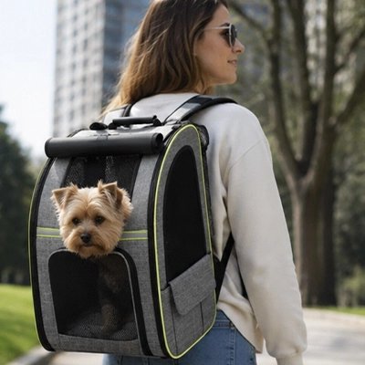 Sac de transport pour Chien femme portant son chien dans le sac de tranport porter en sac a dos
